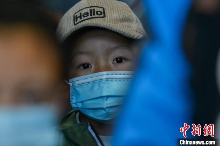 醫(yī)生介紹，孩子們治療后再遵醫(yī)囑服用一段時間藥物后，便可康復(fù)?！〗w波 攝