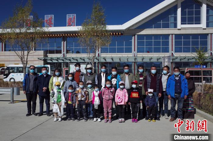 10位接受先心病治療的孩子及家長、工作人員等在日喀則和平機場合影。　江飛波 攝