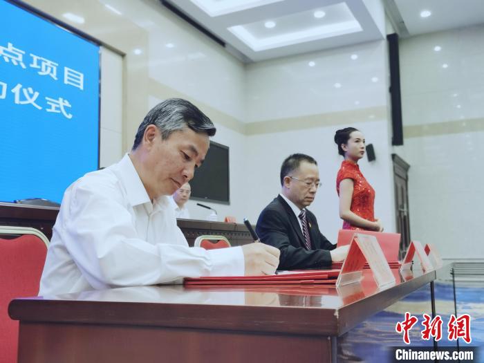 圖為青海省副省長(zhǎng)匡湧(左)簽訂合作共建區(qū)域醫(yī)療中心框架協(xié)議?！?zhí)砀?攝