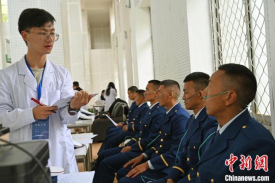 圖為研究團(tuán)隊成員登記消防員信息?！≮w朗 攝