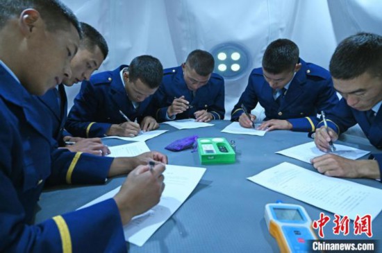 圖為消防員在高壓氧艙內(nèi)填寫問卷?！≮w朗 攝