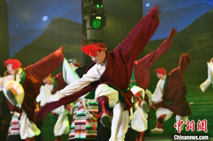 圖為演員在聯(lián)歡晚會(huì)上表演。　貢嘎來(lái)松 攝