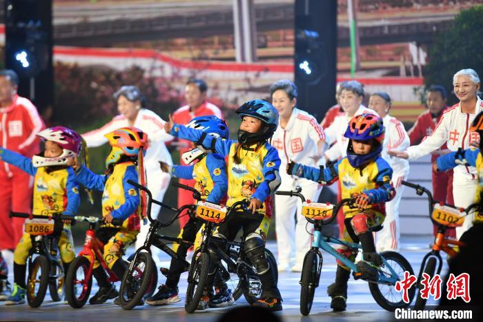 圖為拉薩市春節(jié)藏歷新年聯(lián)歡晚會(huì)錄制現(xiàn)場(chǎng)。　貢嘎來(lái)松 攝