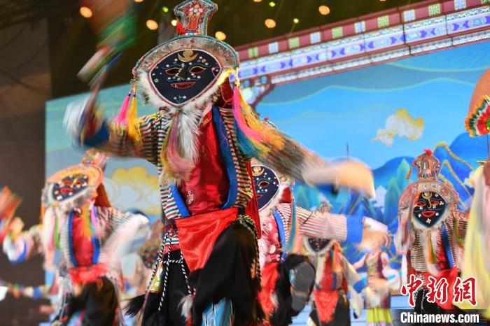 圖為演員在聯(lián)歡晚會(huì)上表演?！∝暩聛?lái)松 攝