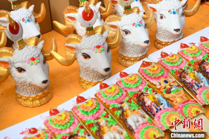 圖為拉薩市場上待售的吉祥羊頭?！∝暩聛硭?攝