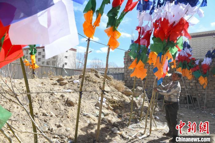 圖為拉薩街頭出售的五彩經(jīng)幡?！∝暩聛硭?攝