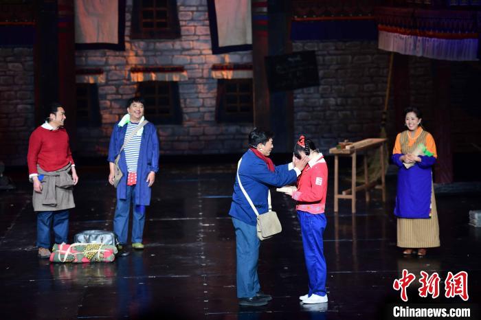 圖為西藏本土話劇《八廓街北院》演出現(xiàn)場?！∝暩聛硭?攝