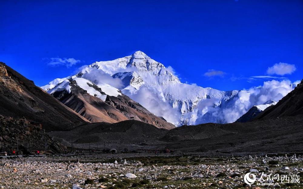 遠眺珠穆朗瑪峰。