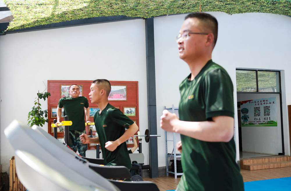 官兵正在新配發(fā)的跑步機上運動。