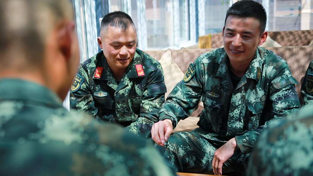 官兵正在陽光棚內(nèi)優(yōu)雅的環(huán)境中下象棋。