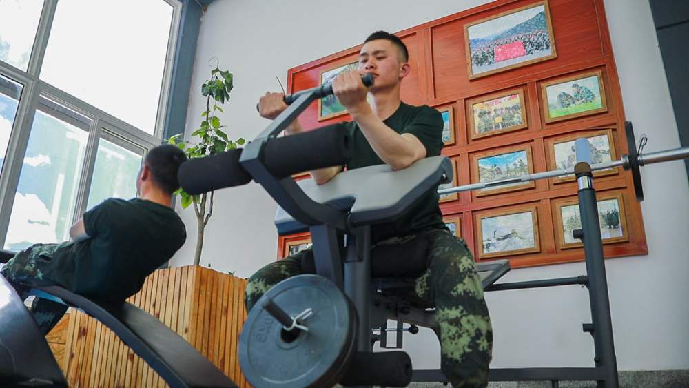 官兵正在陽光棚內(nèi)自我健身。