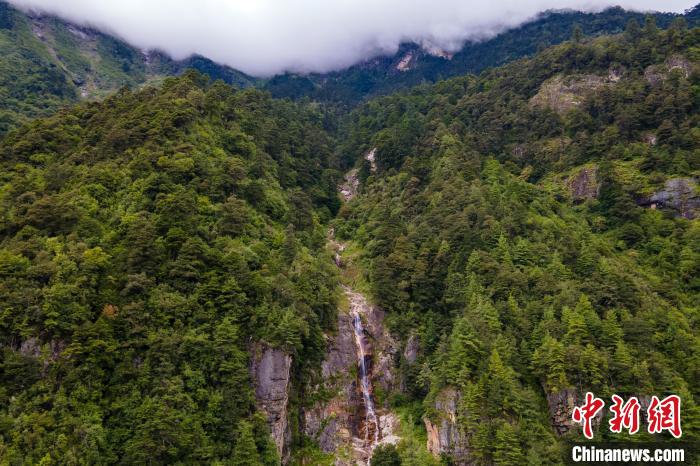 勒布溝的瀑布。　江飛波 攝