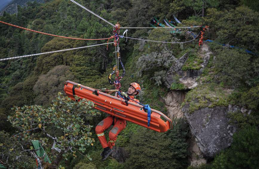 橫渡現(xiàn)場 。西繞拉翁攝
