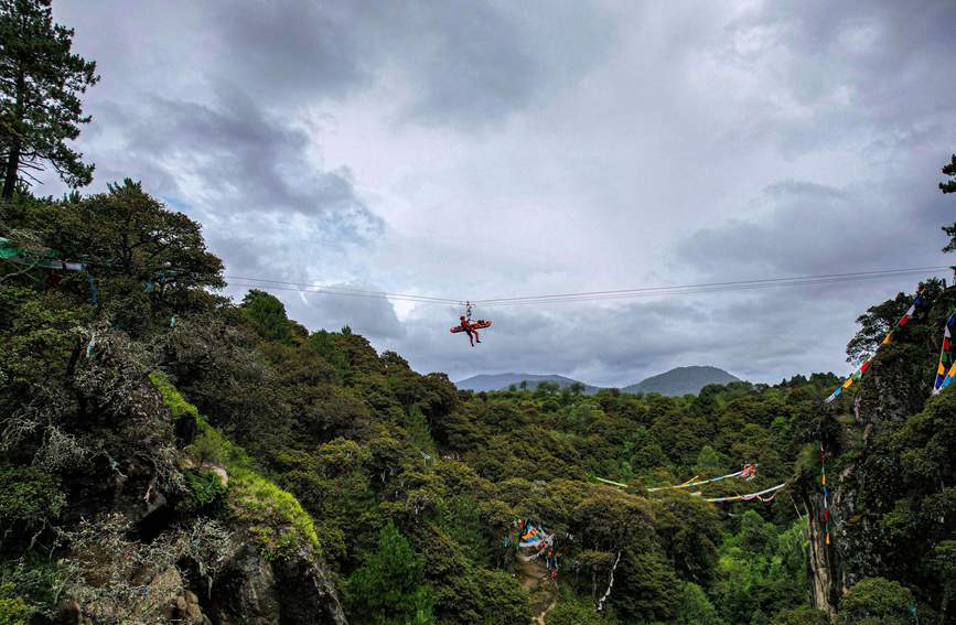 救援實(shí)戰(zhàn)訓(xùn)練中，消防員在云中漫步。西繞拉翁攝