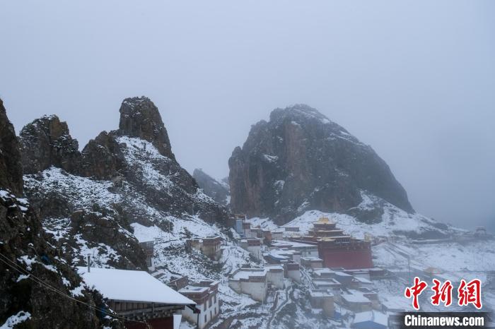 雍仲苯教孜珠寺風(fēng)光?！〗w波 攝