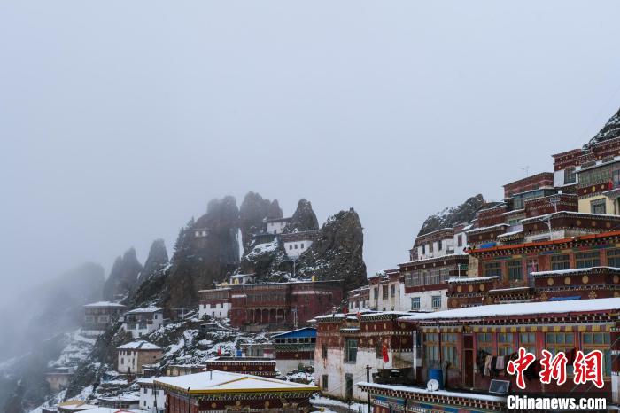 云霧環(huán)繞的孜珠寺?！〗w波 攝