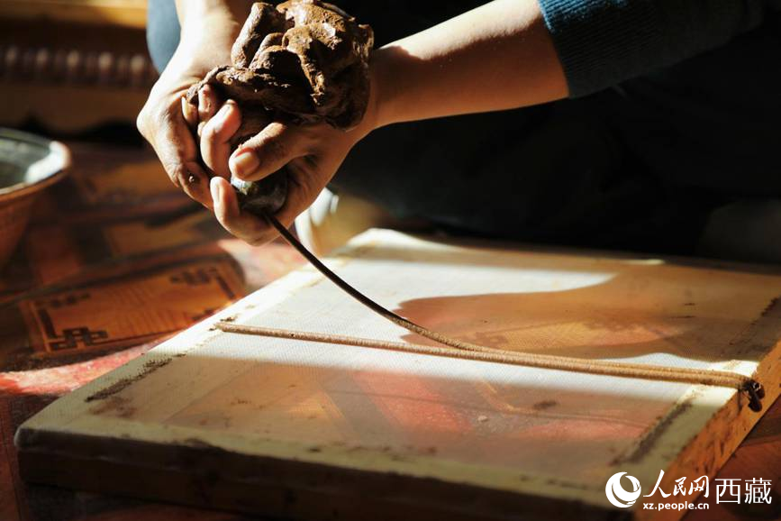 制作藏香過程。人民網(wǎng)記者 次仁羅布攝