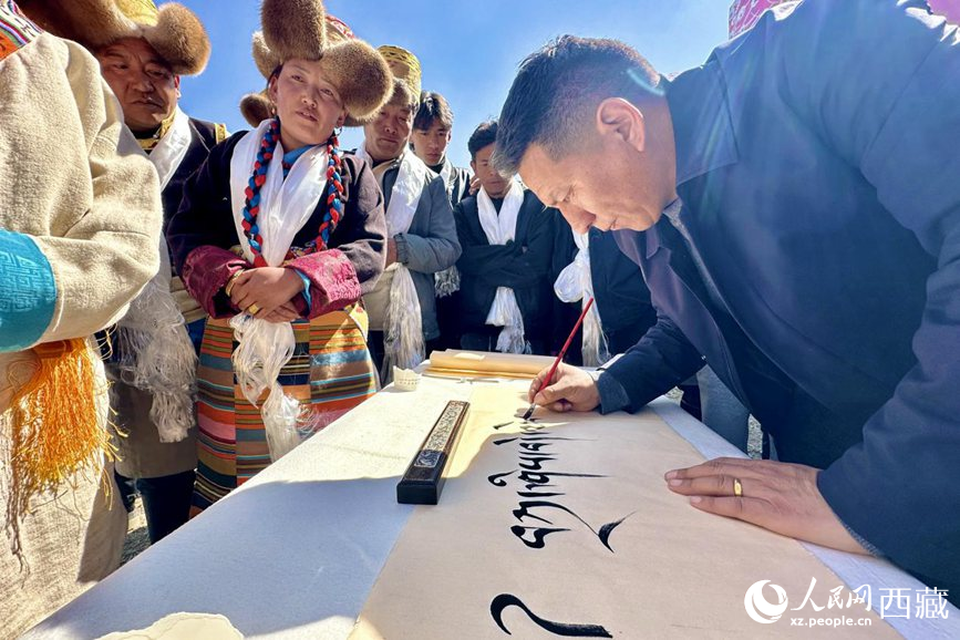 書法家為祈福一年的豐收提筆祝詞。