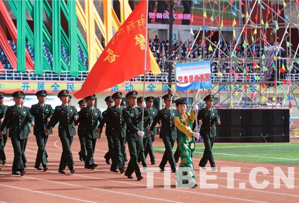 圖為拉薩警備區(qū)代表團官兵在參加運動會現(xiàn)場