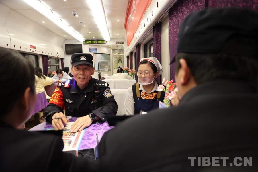 深夜巡視結(jié)束后，乘警長左紅彬與列車工作人員一起召開聯(lián)席會議。.JPG