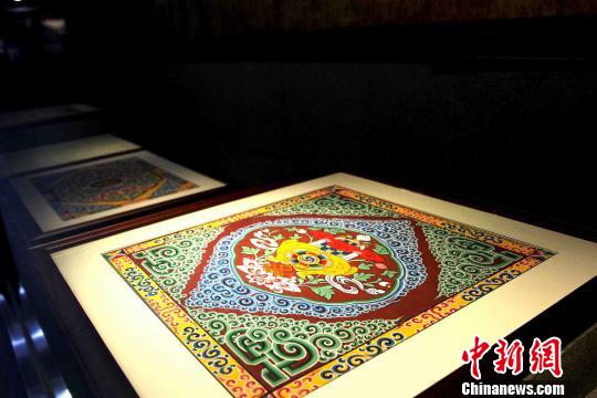 圖為藏式建筑傳統(tǒng)圖案?！?zhí)砀?攝