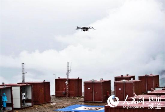 四川甘孜雅江縣引入無人機(jī)運(yùn)輸，拓寬群眾致富增收新渠道。（圖片由雅江縣委宣傳部提供）