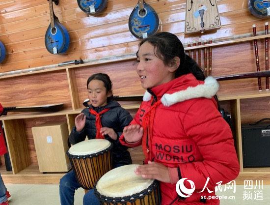 民族樂(lè)器興趣小組的學(xué)生們正在練習(xí)音樂(lè)。（高婉汀 攝）