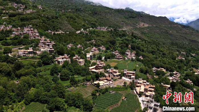 四川丹巴村民洛太的民宿致富夢：“除了好政策，自己更要有干勁”