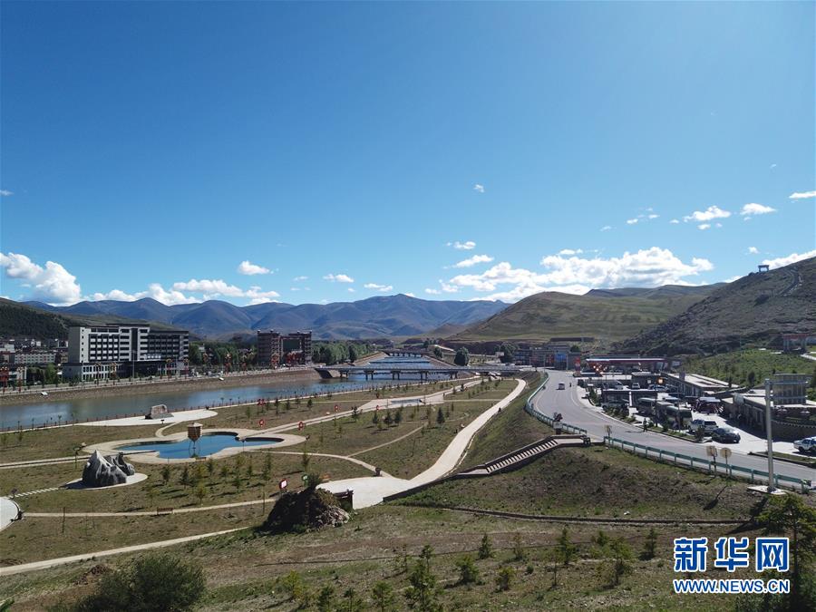 (圖文互動(dòng))(1)云端鋪就幸福路——四川甘孜州脫貧奔小康一線(xiàn)見(jiàn)聞