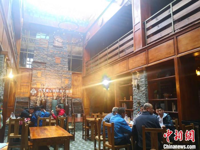 圖為扎尕那的藏式民宿酒店中，游客正在用餐?！∈缝o靜 攝