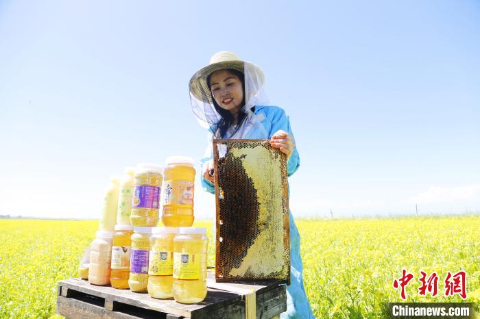 圖為蜂農(nóng)現(xiàn)場(chǎng)展示蜂產(chǎn)品?！●R銘言 攝