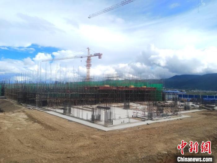 圖為香格里拉站實(shí)現(xiàn)封頂。中國(guó)鐵路昆明局集團(tuán)供圖