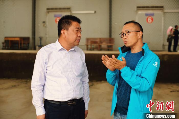 天?？h委書記李鵬(左)接受自媒體“碼頭青年”主編林飛(右)采訪?！￡I道華 攝
