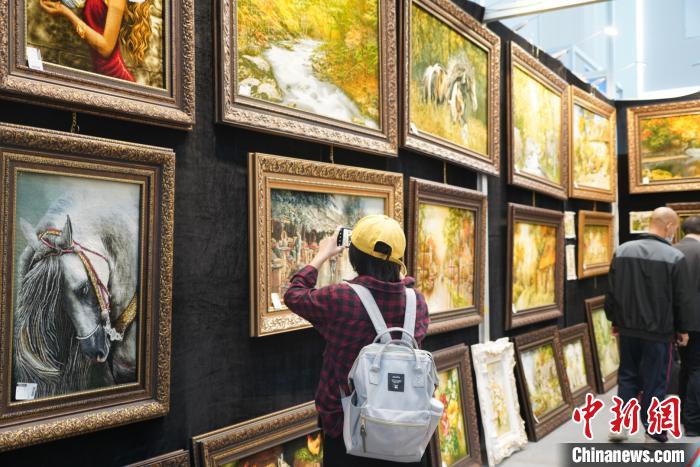 國內外精品藏毯亮相青海生態(tài)（產(chǎn)業(yè)）博覽會暨藏毯展眾多客商前來咨詢