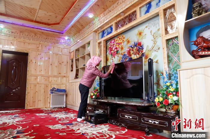 圖為做家務(wù)的項青達杰妻子。　馬銘言 攝