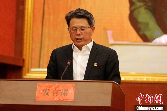 圖為果洛州委常委、副州長(zhǎng)、上海市援青聯(lián)絡(luò)組組長(zhǎng)馮志勇總結(jié)對(duì)口支援十年工作?！」逯菸麄鞑抗﹫D 攝