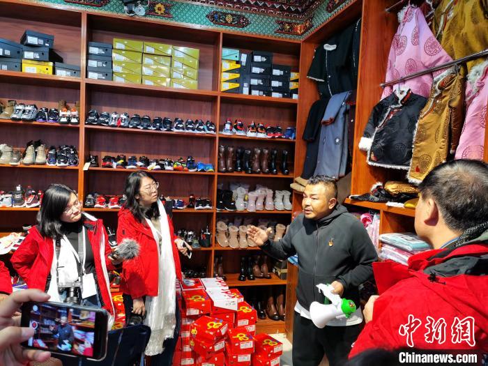 圖為中外媒體在玉樹州玉樹市甘達(dá)村采訪。　張?zhí)砀?攝