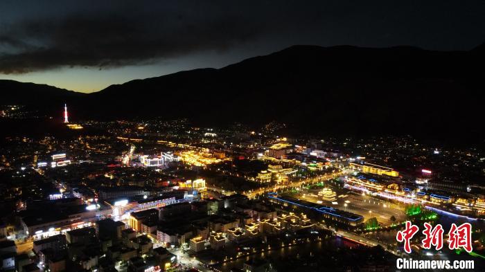 圖為玉樹市城市建設(shè)?！√K丹 攝