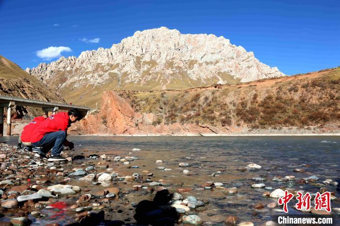 圖為中外記者在雜多縣境內(nèi)的瀾滄江干流采訪當?shù)厣鷳B(tài)保護情況?！?zhí)砀?攝