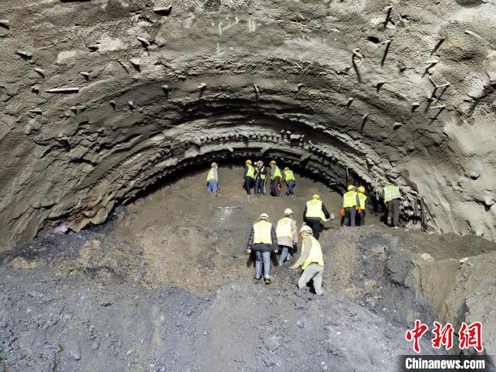 圖為久馬高速查針梁子隧道施工現(xiàn)場?！⊥貔i 攝
