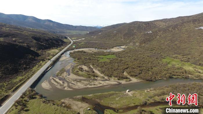 久馬高速沿線地貌。四川交投藏高公司供圖