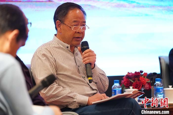 圖為青海省藝術(shù)研究所所長(zhǎng)、文化學(xué)者耿占坤發(fā)表觀點(diǎn)?！√K丹 攝