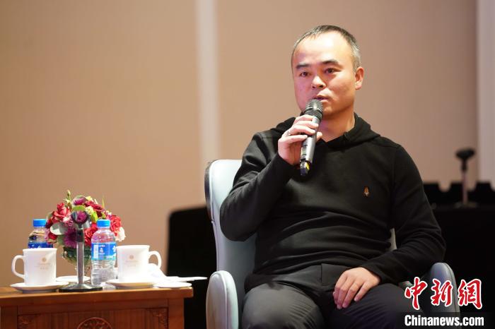 圖為<a target='_blank' >中新社</a>青海分社社長(zhǎng)胡鐘藝就加強(qiáng)瀾湄流域新聞報(bào)道發(fā)表觀點(diǎn)?！√K丹 攝