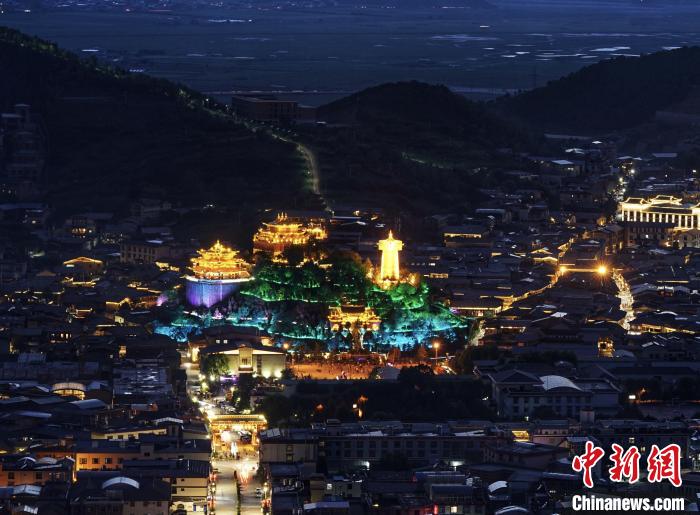 圖為滇藏茶馬古道重鎮(zhèn)獨(dú)克宗古城已成為知名旅游景點(diǎn)?！『蜁匝?攝