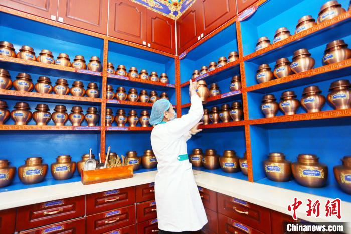 近年來，夏河縣藏醫(yī)醫(yī)院在基礎(chǔ)設(shè)施、醫(yī)療服務(wù)、業(yè)務(wù)拓展、人才梯隊、制度建設(shè)等都發(fā)生了巨大變化?！「哒?攝