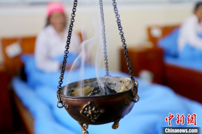 圖為藏醫(yī)熏藥療法?！「哒?攝