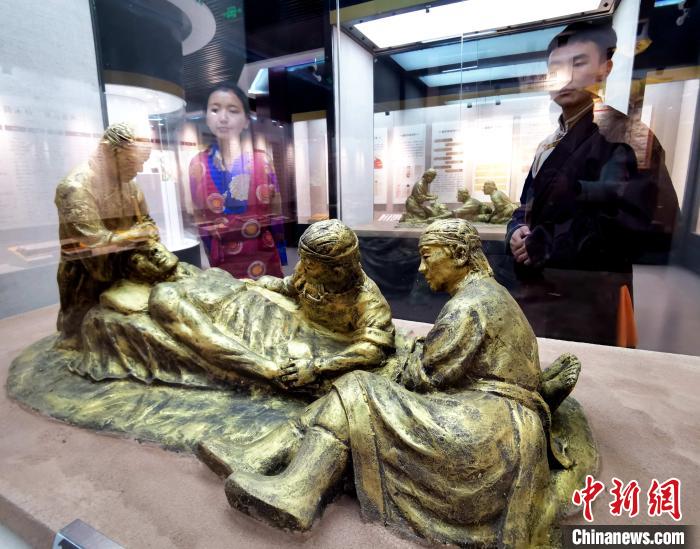 圖為模擬的藏醫(yī)眼科手術(shù)場(chǎng)景?！?zhí)砀?攝