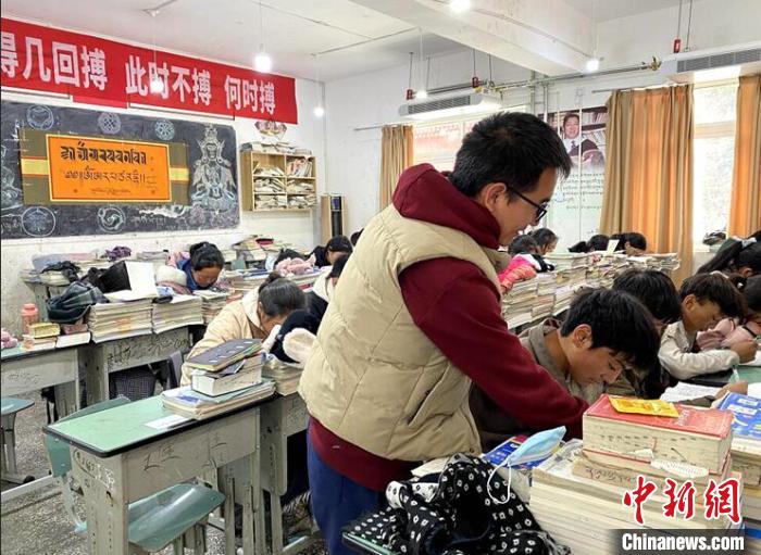 學(xué)生在免費輔導(dǎo)班上課?！∧岈敵?攝