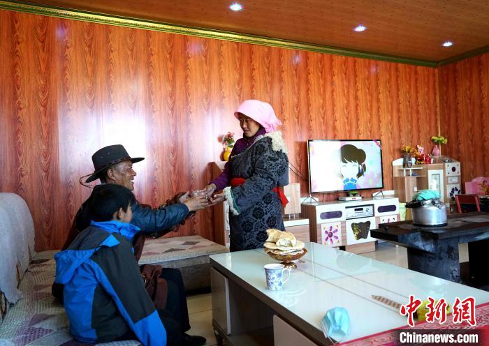 圖為易地搬遷后的哇保家?！〔彭?xiàng)什姐 攝