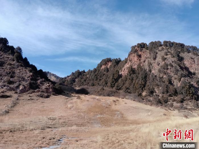 圖為坎布拉外圍地區(qū)的古火山口。孫揚(yáng)益 供圖 孫揚(yáng)益 供圖 攝